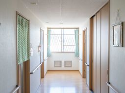 明るく清潔な廊下