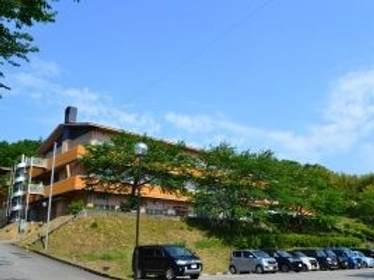 緑に囲まれた建物外観  