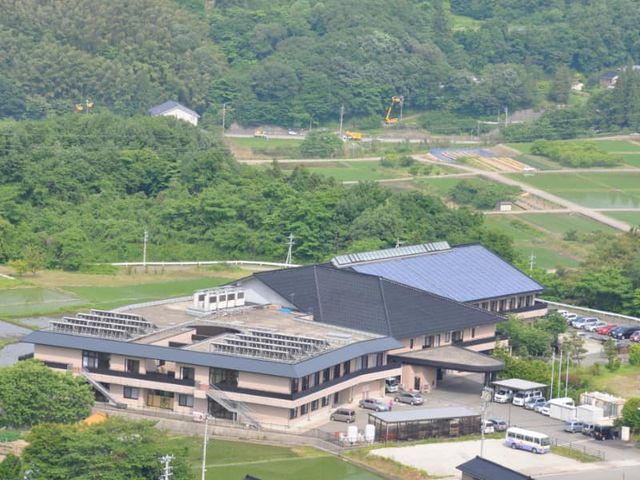 緑に囲まれた建物外観 外観 豊かな自然に囲まれた施設で、穏やかな環境で働くことができます。車でのアクセスも便利です。