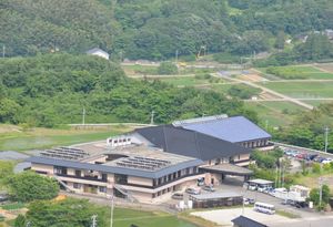 森林に囲まれた建物外観