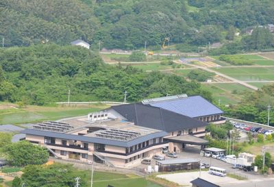 森林に囲まれた建物外観