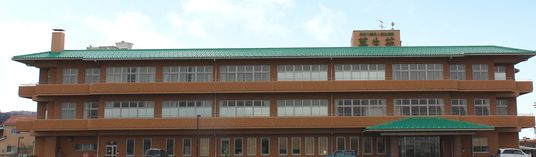 落ち着いた外観の建物