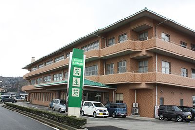 駐車場のある建物外観
