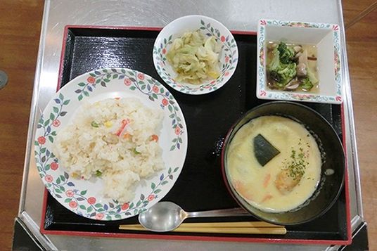 彩り豊かな食事トレイ