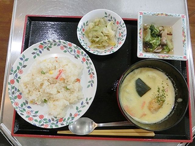 彩り豊かな食事トレイ 料理 バランスの取れた彩り豊かな食事が提供され、利用者の健康をサポートします。