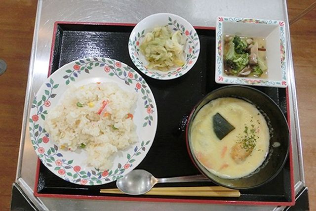 彩り豊かな食事トレイ
