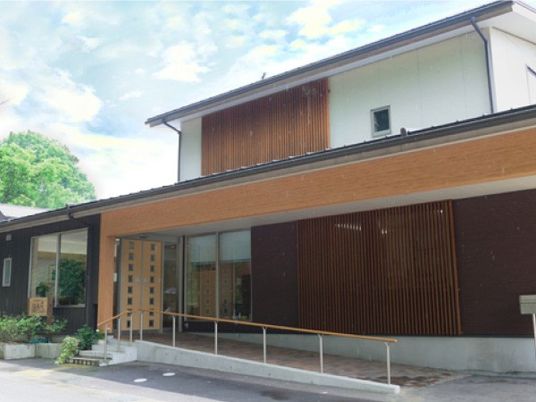 木目調の施設外観  