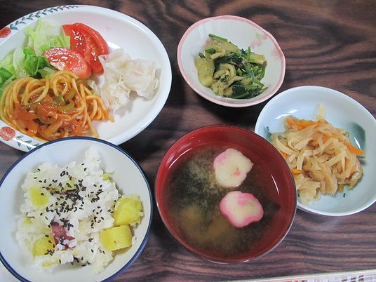 彩り豊かな料理の皿