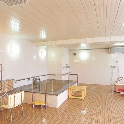 明るいタイル張りの浴室