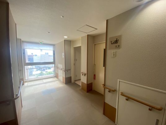 窓際の明るい廊下
