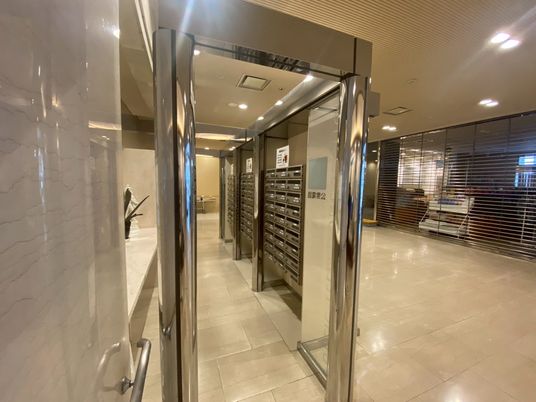郵便受けのある廊下