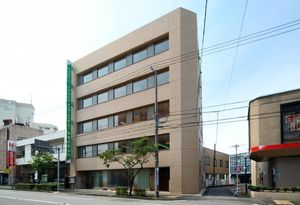 駅近の建物外観