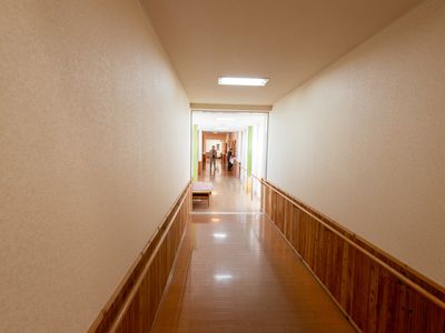 廊下の明るい風景