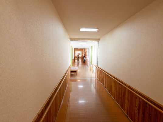廊下の明るい風景