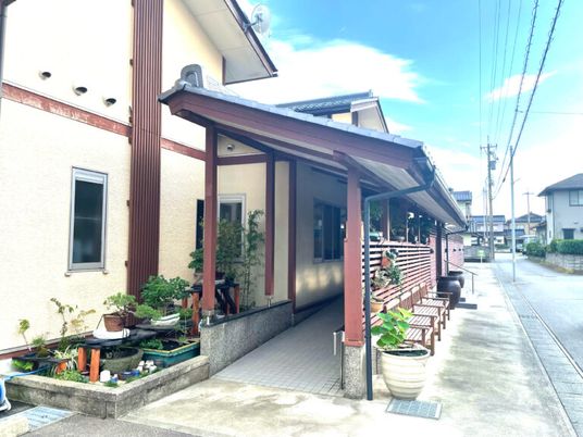 落ち着いた雰囲気の施設外観