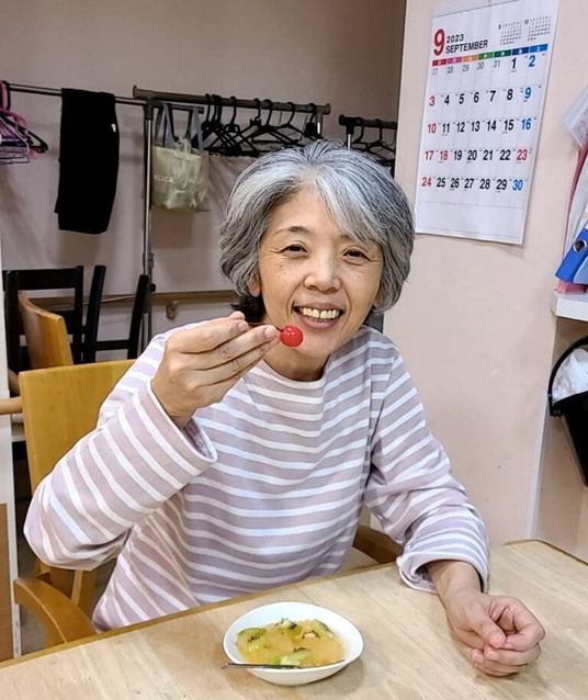 ケアサービス中の高齢女性