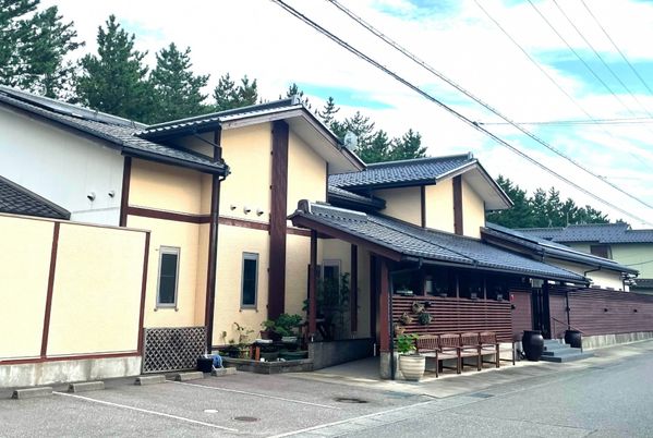 温かみのある施設の外観