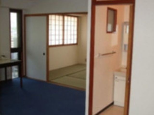日本式居室の一例 居室 ゆったりとした和室で、落ち着きある時間を過ごせます。布団や畳の温もりが心地よい空間です。