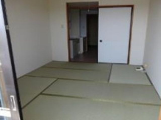 落ち着いた雰囲気の和室 居室 静かで落ち着きのある和室です。将来の職場でゆったりとした時間を過ごせる空間をご提供します。