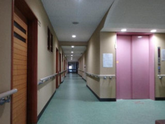 手すり付き廊下 廊下 手すりが整備された廊下は、歩行のサポートが必要な方にも安心です。ゆとりある空間で、どなたでも快適にお過ごしいただける設計となっています。