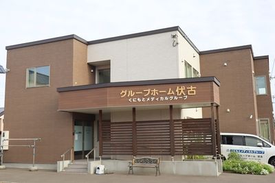 協力して働くスタッフ外観