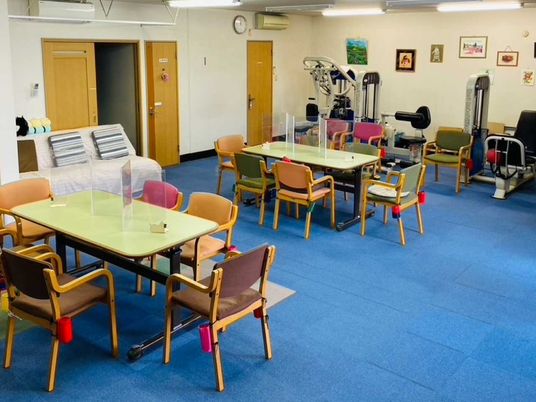 機能訓練室の椅子と器具