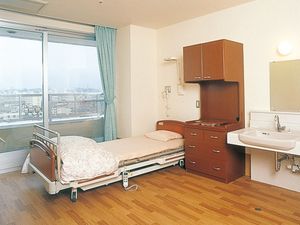 居室のベッドと洗面台  