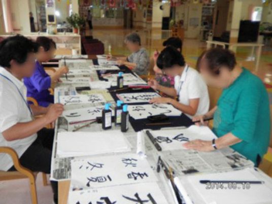 書道を楽しむ利用者様