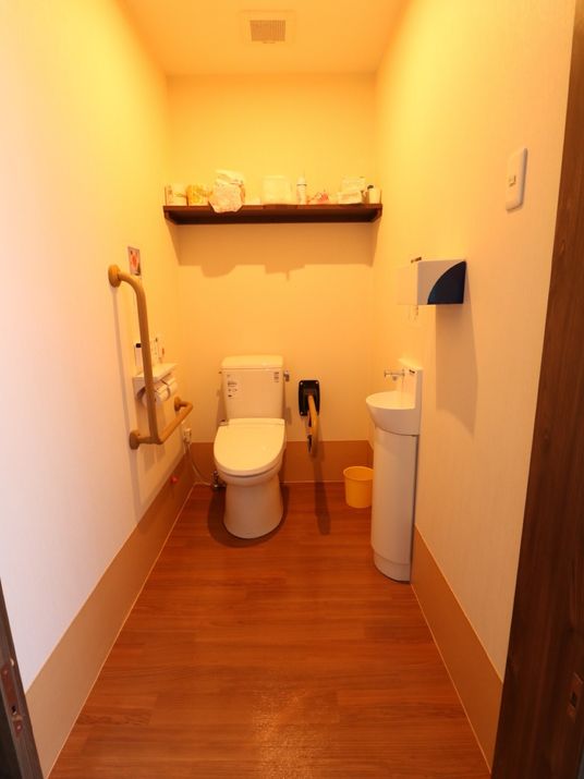 トイレは温水洗浄便座がついていて、ボタンで簡単に操作ができる。安全のため、緊急用の呼び出しボタンを設置している。