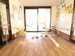 エントランスの明るい待合スペース