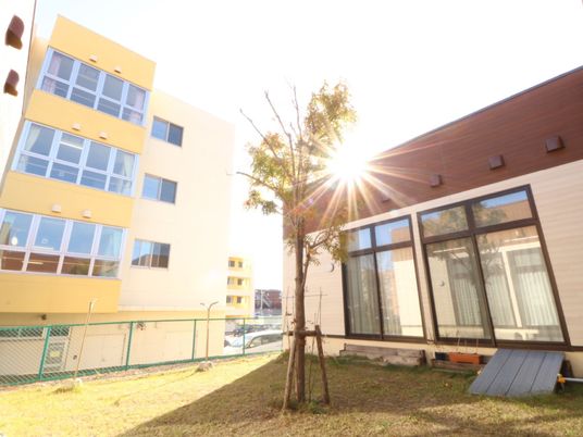 日差しが差し込む建物外観