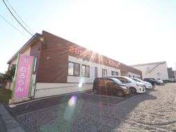 朝日が差し込む施設外観