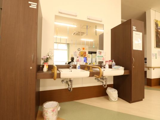 食堂の一角には２台の洗面台が設置されている。いつでも手洗いうがいをして、清潔さが保てるようになっている。