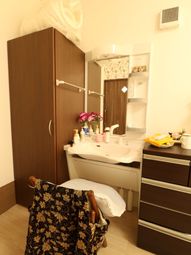 洋室内の洗面台と収納