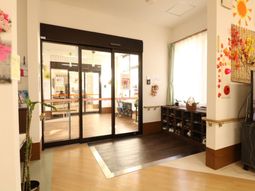 明るいエントランスの風景