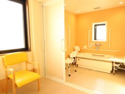 明るいバリアフリー浴室