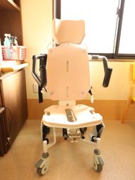 機能的な介助用椅子