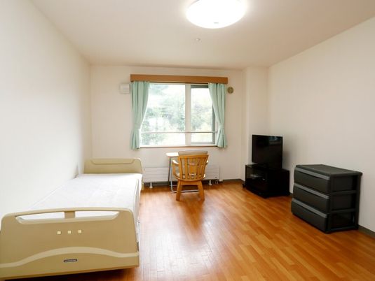 明るい個室の居室