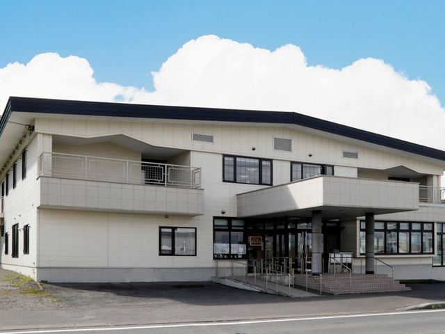 明るい外観の建物 外観 広々とした入口には、バリアフリー設計が施されており、誰もが快適に出入りできるよう配慮されています。