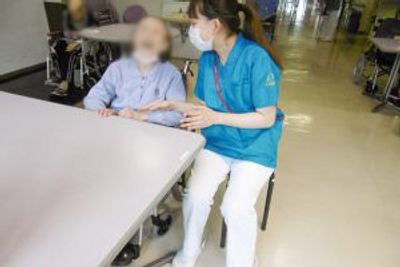対話中のスタッフと利用者がいる空間
