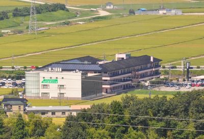 緑に囲まれた建物外観