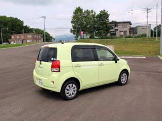 送迎車が停まる外観  