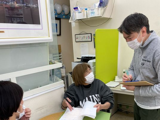 スタッフが記録を確認する休憩室  