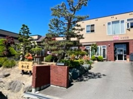 明るい日差しの中庭