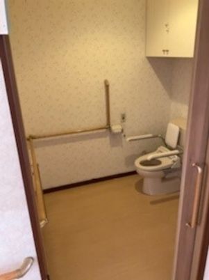 手すり付きのトイレ