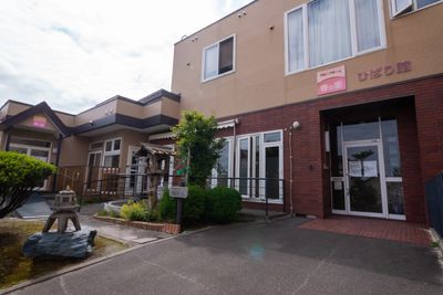 入口付近の建物外観