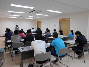 研修室で説明を聞く様子  