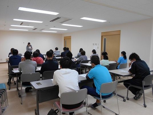 研修室で説明を聞く様子  