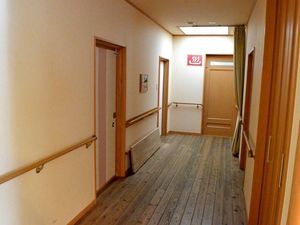 明るい廊下と手すり