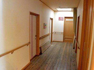 明るい廊下と手すり